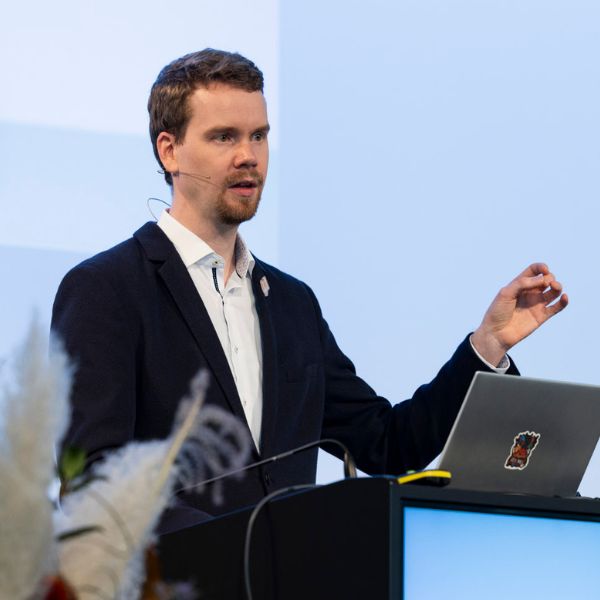 Nils Schiffer, Product Owner BSI Insurance, spricht am BSI Customer Summit 2025 auf der Bühne.