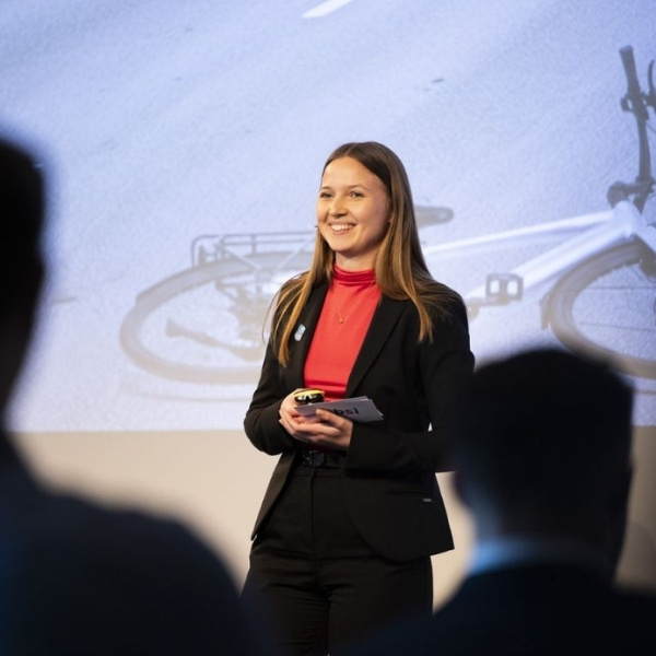 Lena Bartel, AI Agents Expertin bei BSI Software, spricht beim Customer Summit 2025 auf der Bühne vor Publikum.
