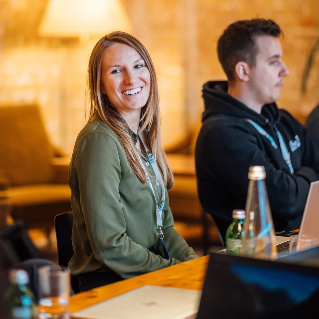 Drei zufriedene Teilnehmende der BSI Masterclass präsentieren stolz ihre BSI Zertifikate «Master» in einer modernen Arbeitsumgebung. Die Szene zeigt erfolgreiche Weiterbildung im Customer Relationship Management mit BSI Software und unterstreicht Kompetenz, Qualifikation und praxisnahe Schulung.