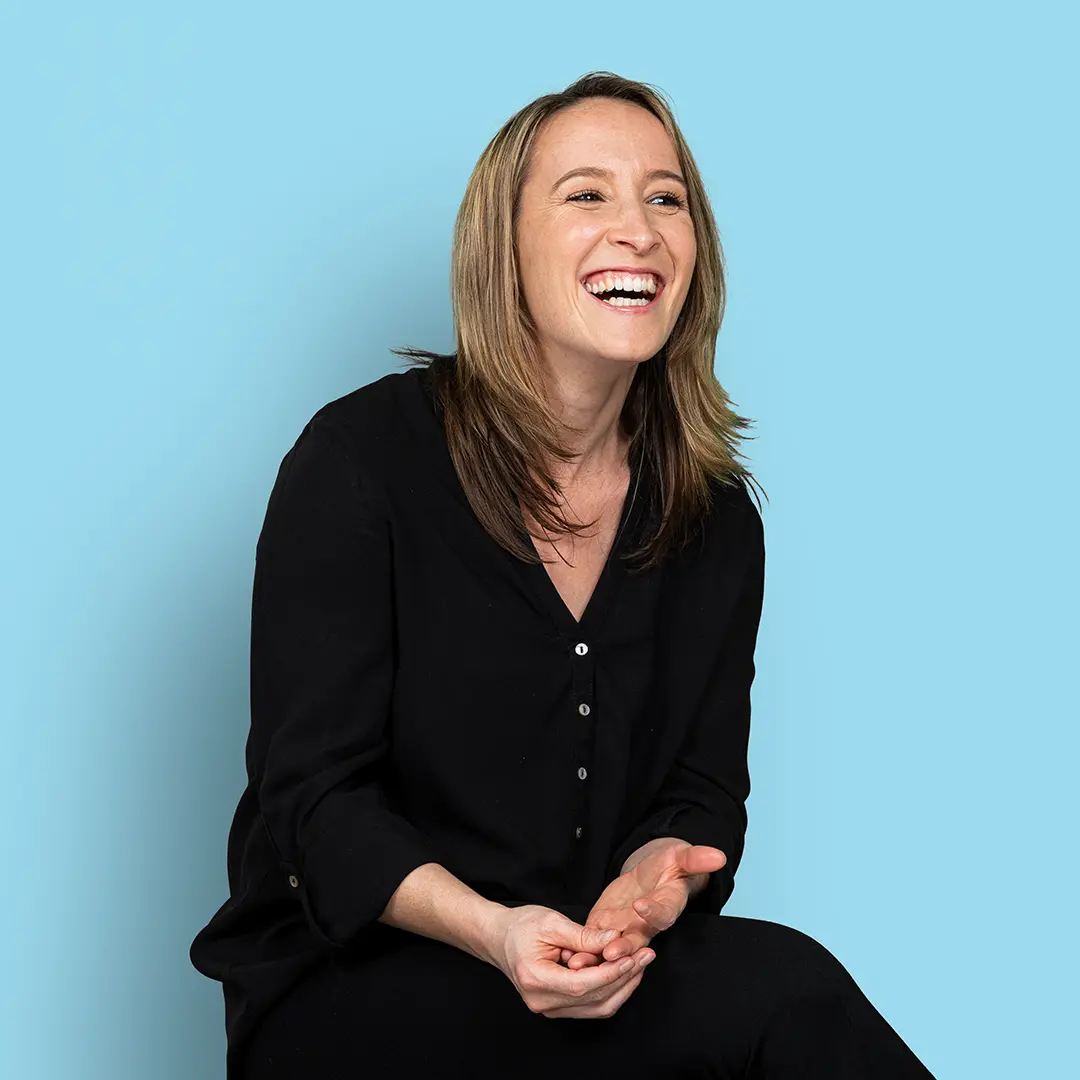 Fröhliches Porträt von Monika Freiburghaus, Managing Director Unit Insurance bei BSI Software, die erklärt, warum Zuhören starke Kundenbeziehungen ermöglicht.