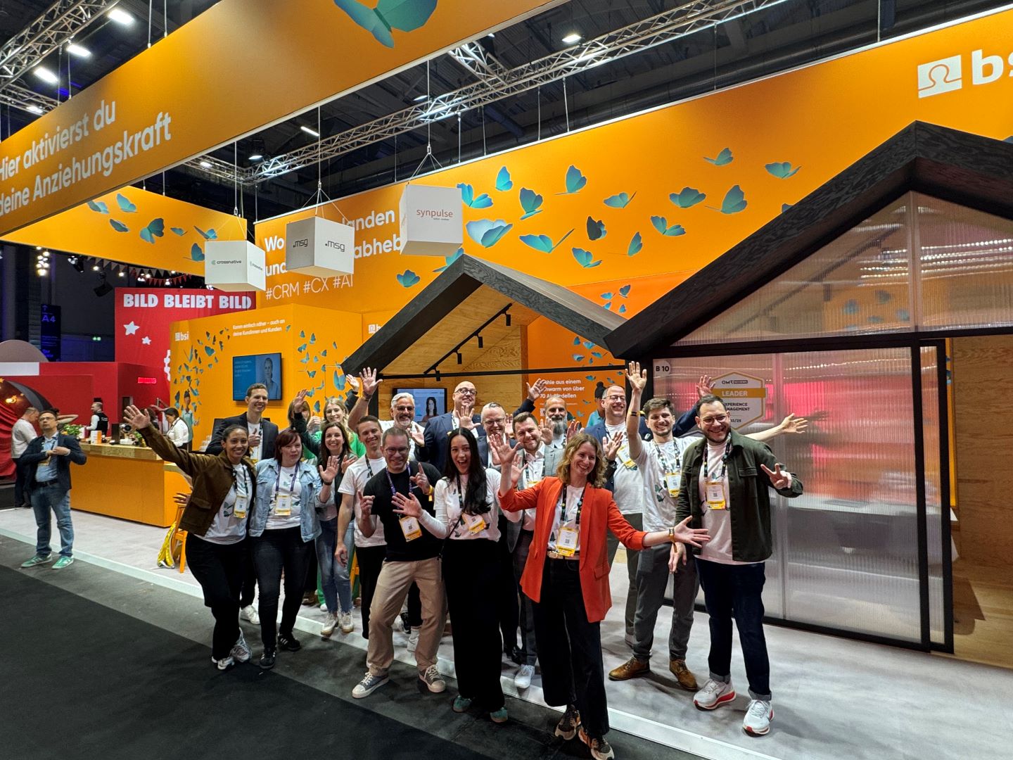Das Team von BSI Software vor dem Messestand auf der OMR 2025