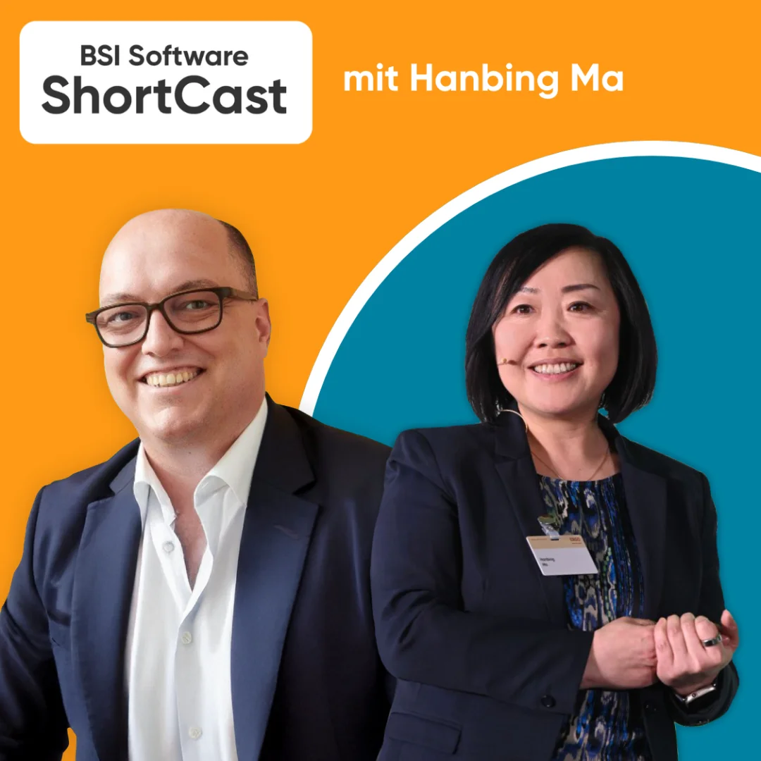 BSI Software ShortCast mit Hanbing Ma von ERGO und Sebastian Pitzlar: Zwei Referierende im Business-Outfit vor orange-türkisem Hintergrund sprechen über Customer Relationship Management, AI-Strategie und das 130-Mio.-Euro-Invest, mit dem die ERGO Group zum globalen Vorreiter wird.