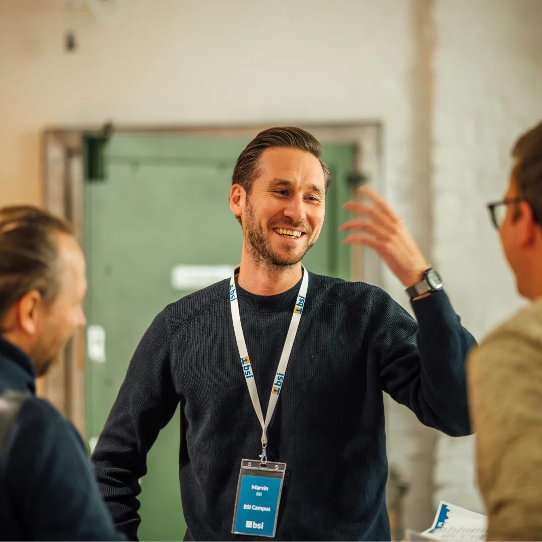 Ein BSI-ler im Austausch mit einem BSI Partner in einer modernen Arbeitsumgebung. Die Szene zeigt persönliche Beratung und Zusammenarbeit rund um Customer Relationship Management mit der BSI Customer Suite und unterstreicht partnerschaftliche Kommunikation sowie praxisorientierte Lösungen.