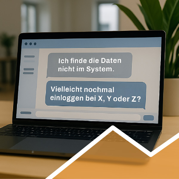 Laptop auf Schreibtisch mit Chatfenster, das fehlende Daten im System anzeigt – Symbol für Kundenservice, Support und digitale Kommunikation.