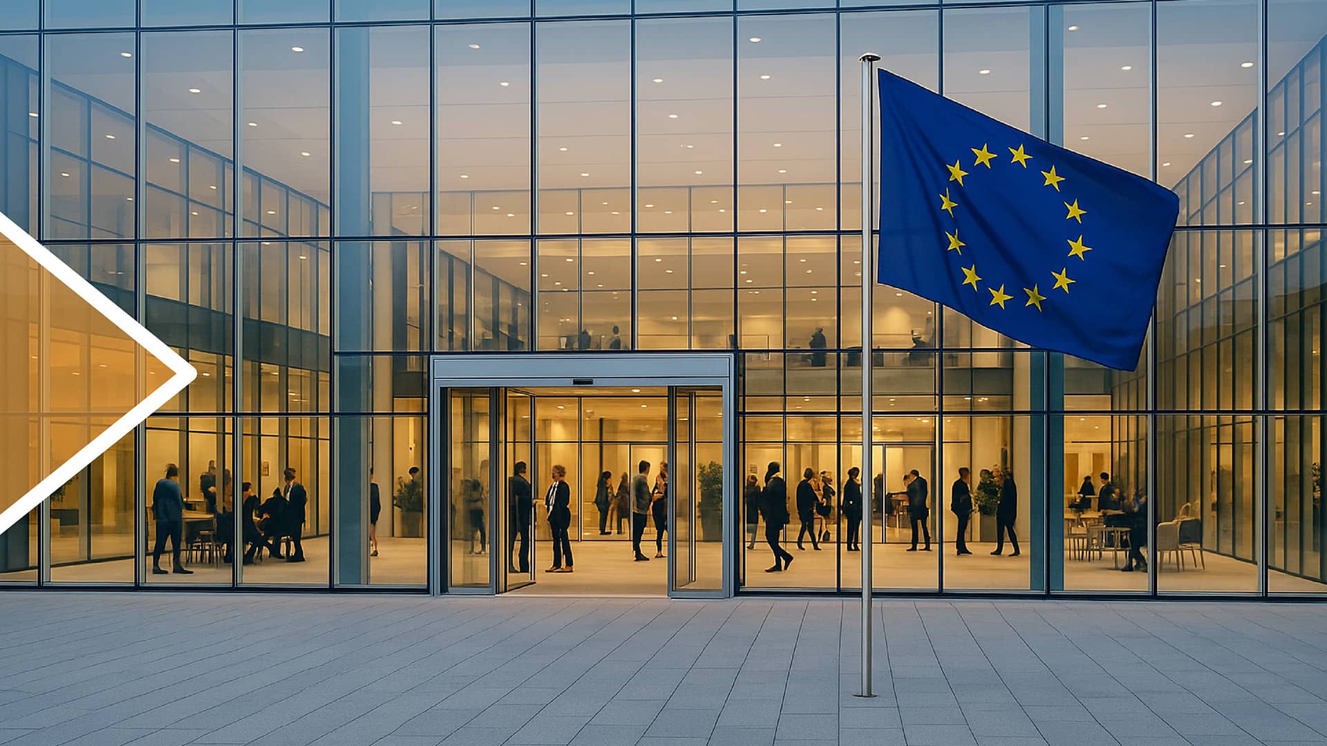 EU-Flagge vor modernem Glasgebäude mit Geschäftsleuten im Inneren – Symbolbild für den EU AI Act und dessen Bedeutung für verantwortungsvollen AI-Einsatz, Compliance und Governance in Banken und Versicherungen.