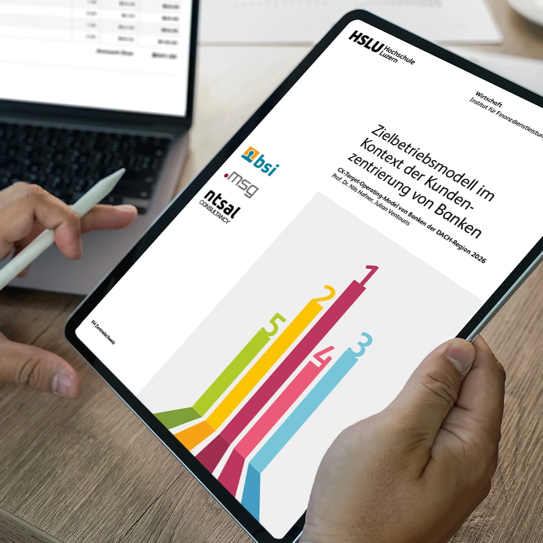 Hände halten ein Tablet mit der HSLU-Studie «Zielbetriebsmodell im Kontext der Kundenzentrierung von Banken». Die Publikation zum CX-Target-Operating-Model von Banken in der DACH-Region 2026 zeigt die Logos von BSI, MSG und NTSAL Consulting; im Hintergrund steht ein Laptop mit einer Tabelle.
