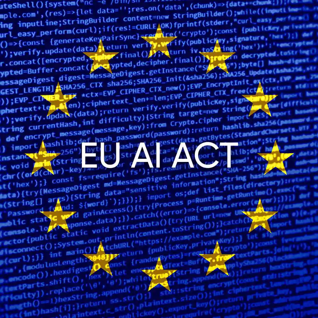 Grafik zum EU AI Act: Der Schriftzug «EU AI ACT» steht vor blau leuchtendem Programmcode und ist von zwölf gelben EU-Sternen umgeben. Das Motiv symbolisiert europäische KI-Regulierung, Datenschutz und Compliance in der Softwareentwicklung.