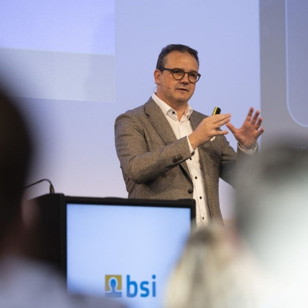 Markus Brunold, CEO BSI Software, spricht beim Customer Summit 2025 auf der Bühne vor Publikum.