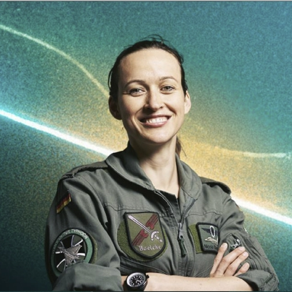 Nicola Winter, Keynote Speakerin, spricht beim BSI Customer Summit 2025.