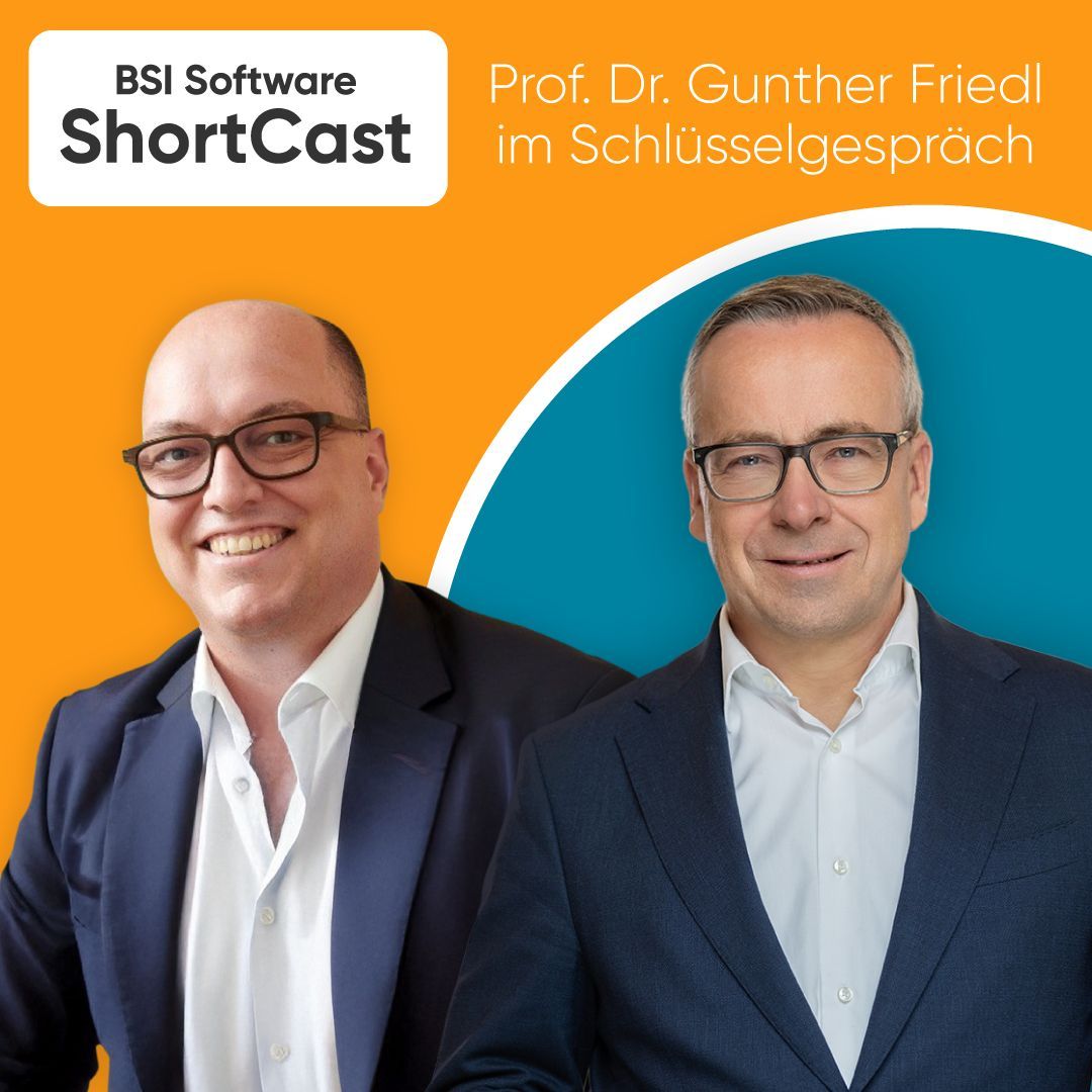 Podcast-Cover des „BSI Software ShortCast“ mit zwei Männern in Businesskleidung vor orange-blauem Hintergrund. Der Text kündigt ein Gespräch mit Prof. Dr. Gunther Friedl an.