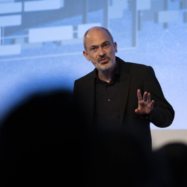 Chris Rusche, CX- und CRM-Innovator bei BSI Software, spricht beim Customer Summit 2025 auf der Bühne vor Publikum.