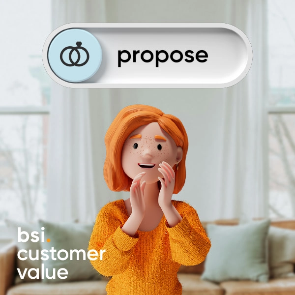 Lena Meier, treue Kundin, freut sich in einem modernen Wohnzimmer, da sie dank des BSI Customer Values «Propose» gut betreut wird. Die 3D-Figur im orangefarbenen Pullover steht für personalisierte Kundenansprache und positive Customer Experience im Customer Relationship Management.