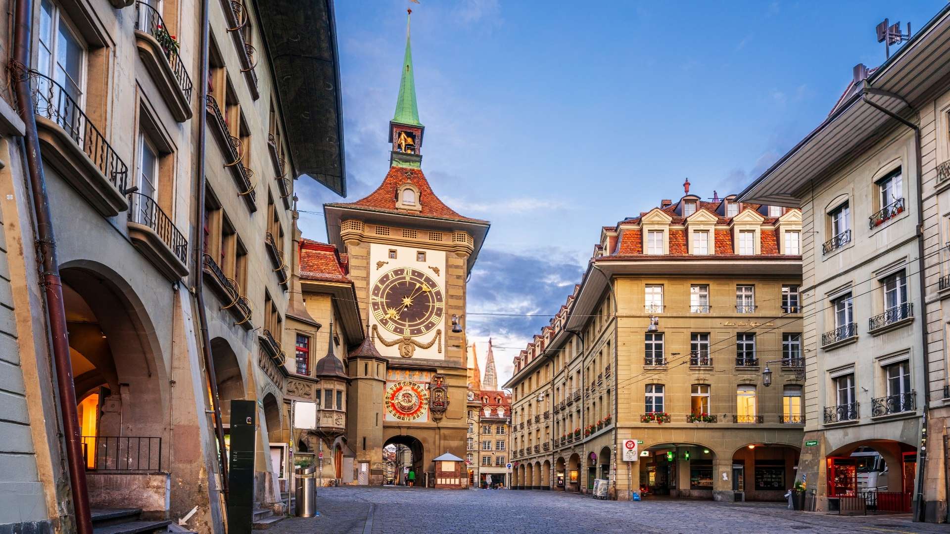 Blick auf den historischen Zytglogge-Turm in der Berner Altstadt mit astronomischer Uhr, umgeben von Arkaden und traditionellen Gebäuden. Bern ist einer der Standorte von BSI Software in der Schweiz.