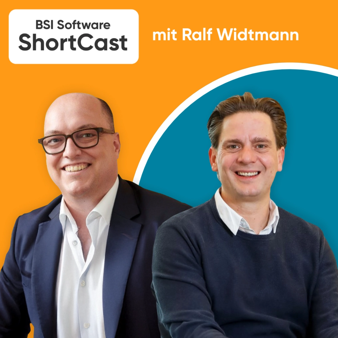 Sebastian Pitzler und Ralf Widtmann von BSI Software vor orange-blauem Hintergrund. Titelbild der BSI-ShortCast-Folge «AI Agents verändern den Finanzvertrieb» zu Customer Relationship Management, KI und digitalen Vertriebsprozessen im Finanzsektor.