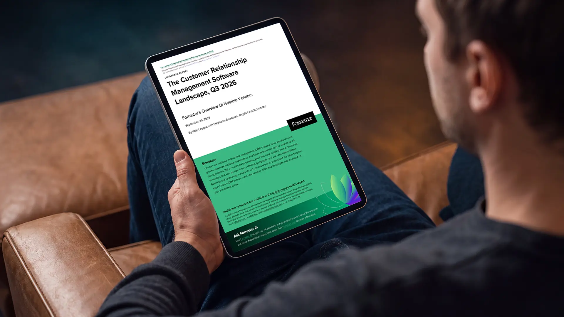 Ein Mann sitzt auf einem braunen Ledersofa und liest auf einem Tablet den Forrester-Report «The Customer Relationship Management Software Landscape, Q3 2026». Der Report bietet einen Überblick über relevante CRM-Softwareanbieter und beleuchtet die aktuelle Marktlandschaft im Bereich Customer Relationship Management.