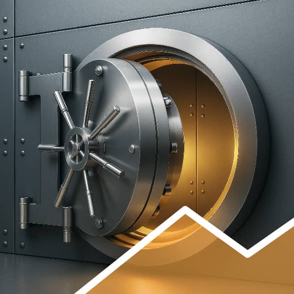 Geöffneter Banktresor mit massivem Stahltürmechanismus und golden beleuchtetem Innenraum. Symbol für Sicherheit, Schutz und finanzielle Werte.