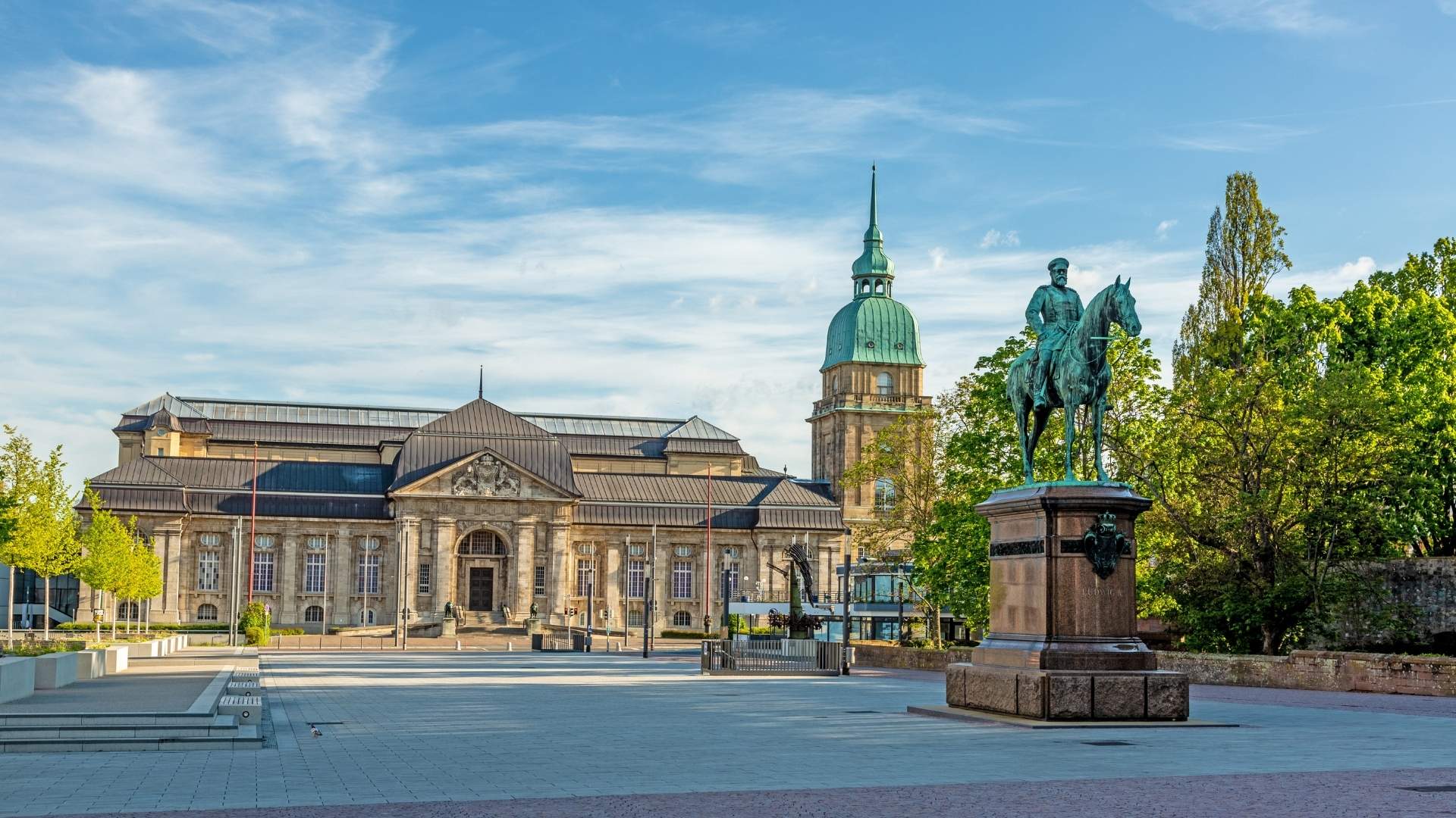 Blick auf das Staatstheater Darmstadt mit klassizistischer Architektur, dem Ludwigsmonument auf dem Georg-Büchner-Platz und der markanten Kuppel im Hintergrund. Darmstadt ist ein weiterer Standort von BSI Software in Deutschland.