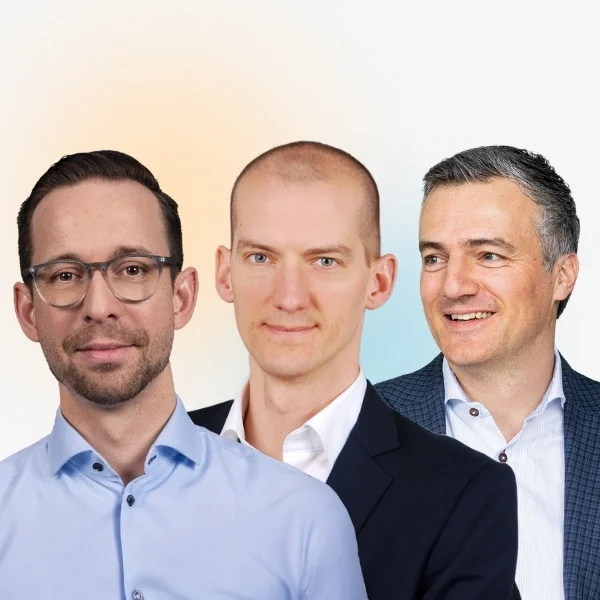 Porträt der Webinar-Speaker Philipp Plettenberg, Martin Janzen und René Konrad vor hellem Hintergrund. Die Aufnahme begleitet das Webinar «Customer-Centric Fusion Architecture: KI erfolgreich in der Organisation verankern» von BSI Software und Ntsal Consultancy.