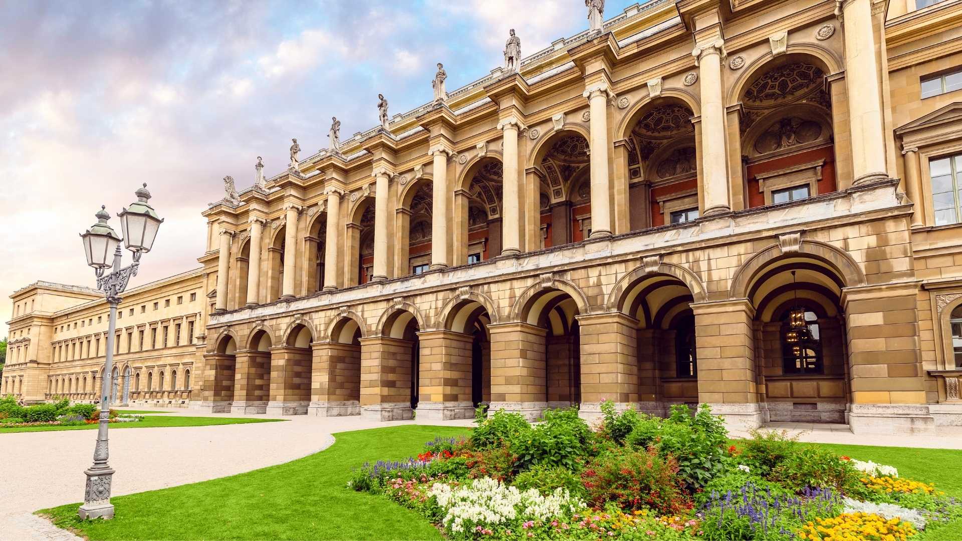 Blick auf die historische Residenz in München mit klassizistischer Architektur, Säulenarkaden und gepflegter Gartenanlage im Vordergrund. München ist ein weiterer Standort von BSI Software in Deutschland.