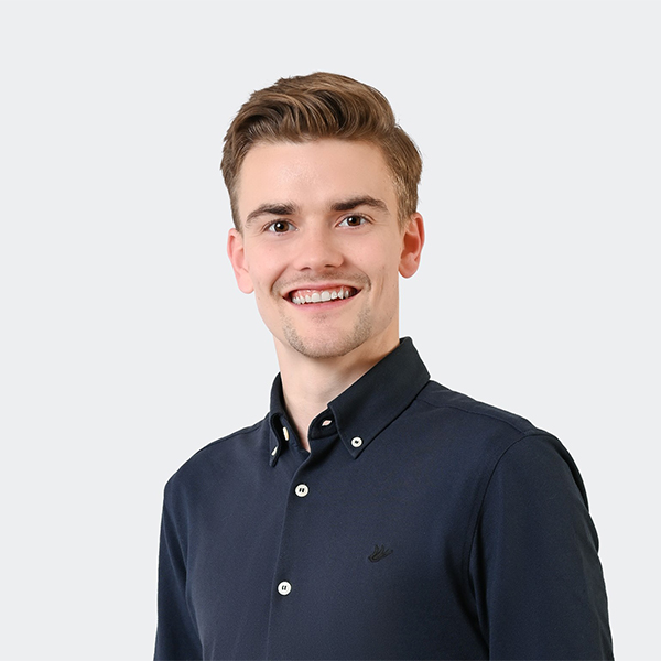 Porträt von Raphael Wolfisberg, professioneller Experte im Bereich BSI Customer Suite, freundlich lächelnd vor neutralem Hintergrund – hochauflösende Aufnahme für Unternehmens- und Presseauftritte.